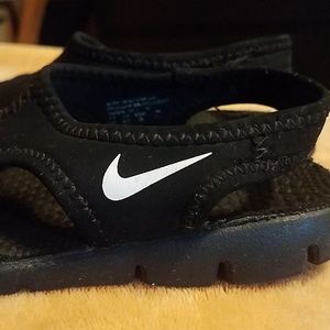 Black nike sandals